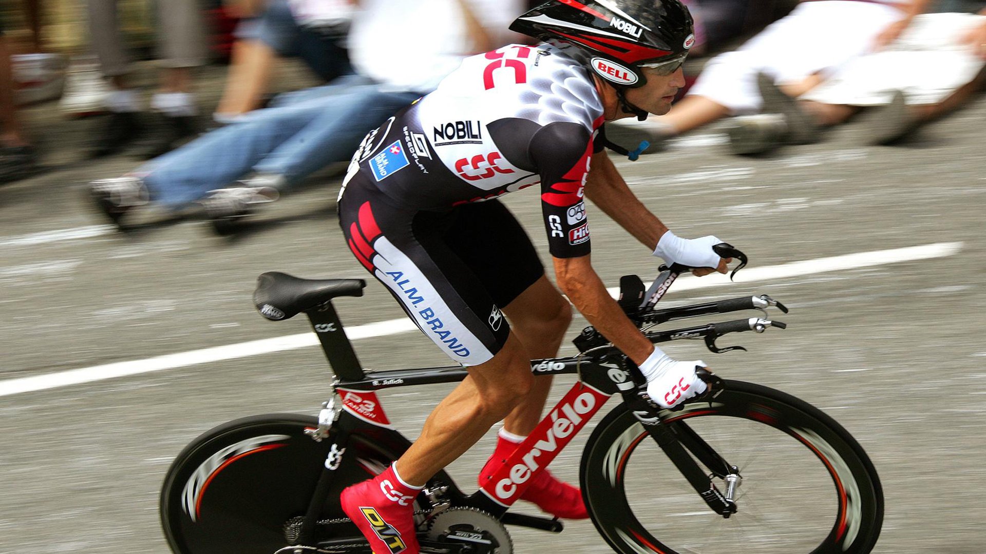 F1赛季总决赛落幕，红牛车队包揽冠亚，f1中的红牛车队是哪个国家的